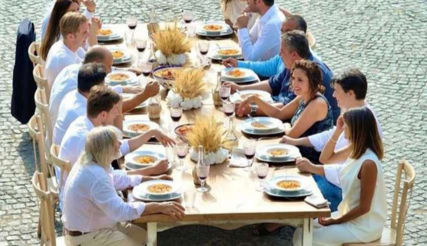 tavola di gente che mangia pasta